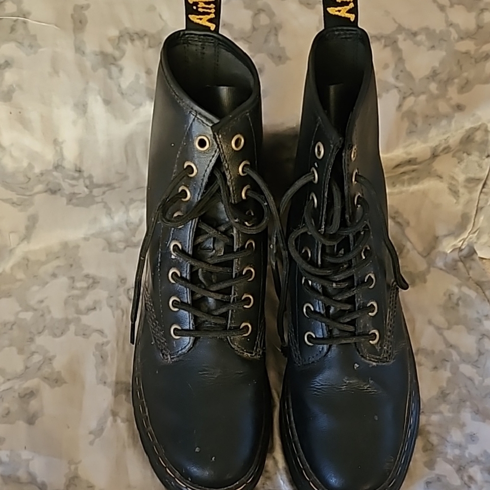 Doc martins size 8 male size 9-10 women's black